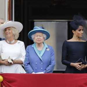 ملكة بريطانيا وإلى جوارها الأمير هاري وزوجته ميغان ماركل