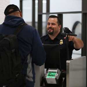 الحصول على البطاقة الخضراء يمهد الطريق للجنسية الأميركية