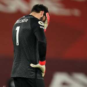 حارس ليفربول أليسون بيكر.