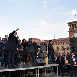 رئيس وزراء أرمينيا يجول في شوارع العاصمة