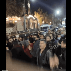 العشرات يحملون جثمان عادل لطفي مطالبين باسترداد حقه