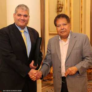 صلاح عبية إلى جانب أحمد زويل