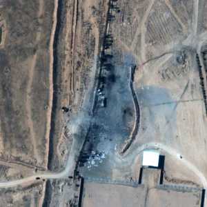 آثار الدمار في الموقع الذي استهدفته الغارة الأميركية.