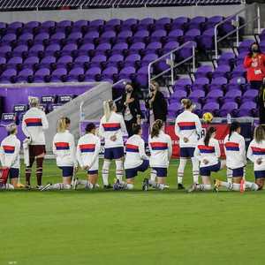 الركوع على ركبة واحدة علامة تضامن رمزية