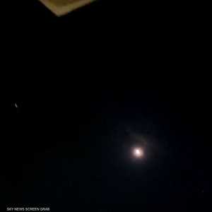 لقطة من فيديو لرويترز لما يبدو أنه صاروخ إسرائيلي بسماء دمشق