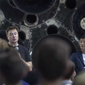 الملياردير الياباني مع إيلون ماسك