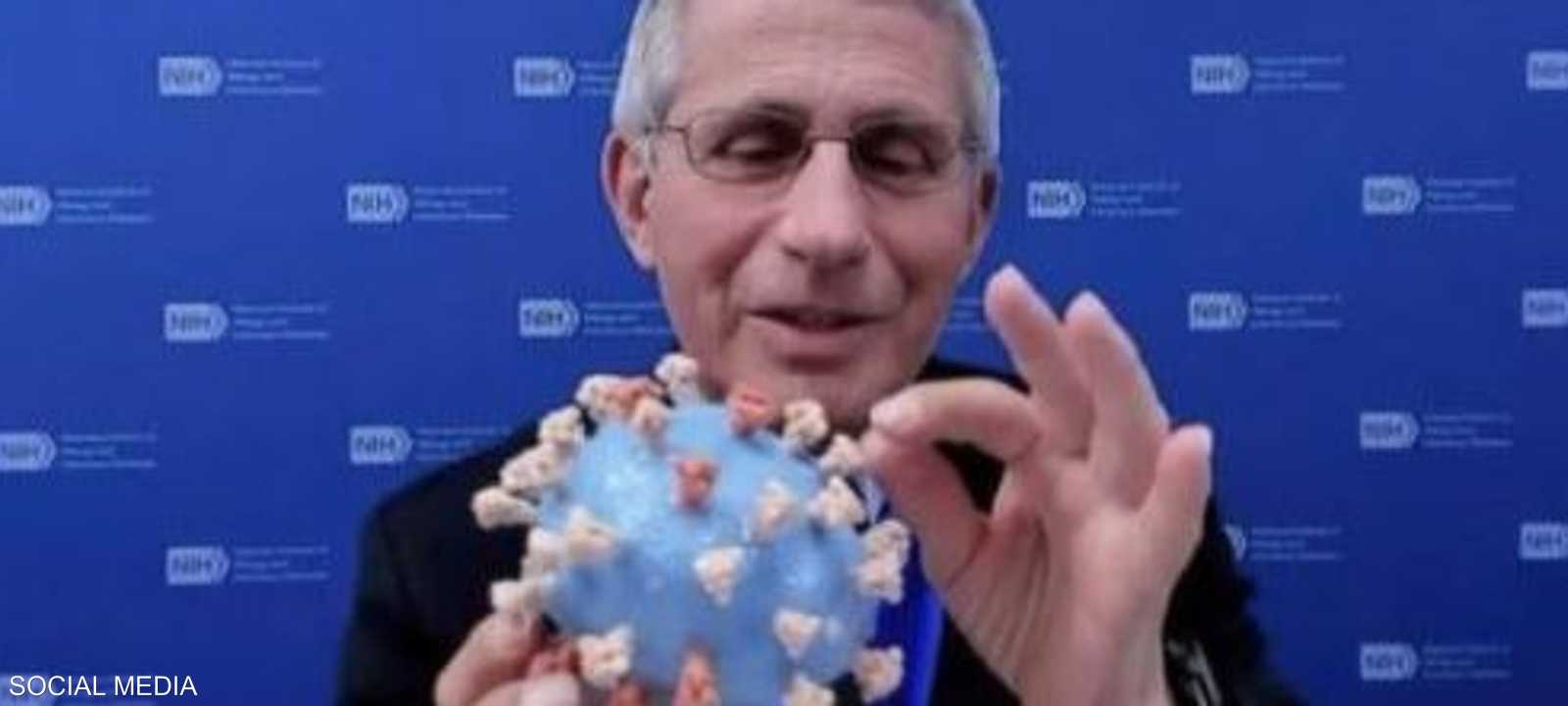 فاوتشي يعرض مجسم فيروس كورونا  المستجد