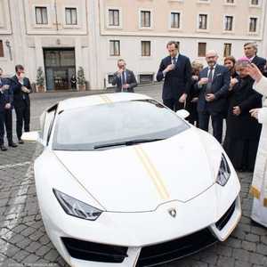 البابا لدى تسلمه سيارة لامبرغيني التي تبرع بها مسؤولو الشركة