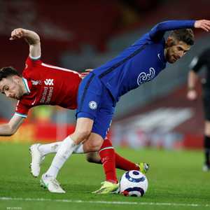 يورغينو في صدام كروي مع جوتا بول