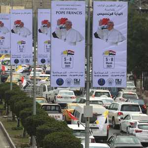 لافتات تملأ الشوارع ترحيبا بقدوم البابا لبغداد