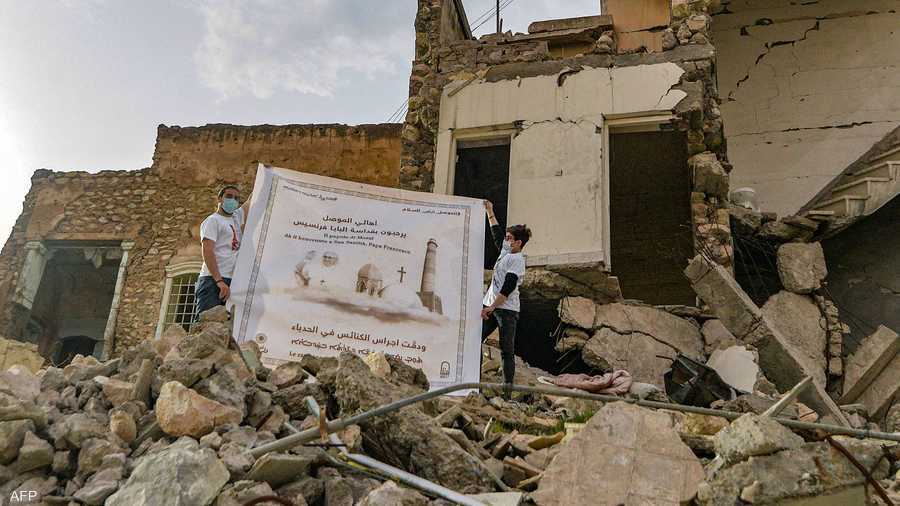 لافتة ترحيبية على إحدى الكنائس التي تضررت بسبب الحرب في العراق
