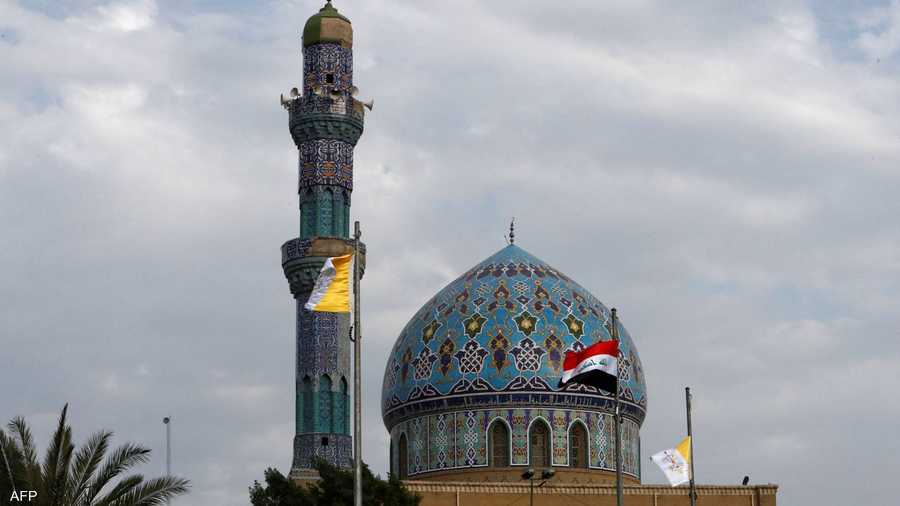 أعلام الفاتيكان والعراق أمام إحدى المساجد