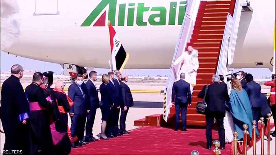 لحظة وصول البابا فرنسيس إلى مطار بغداد الدولي