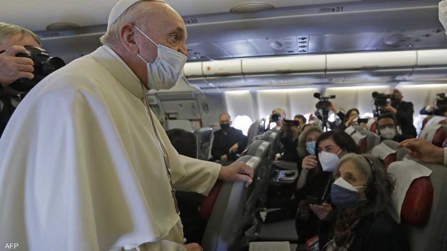 البابا يحيي الركاب على الطائرة التي أقلته لبغداد