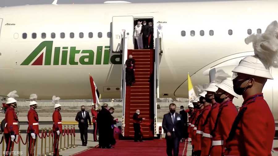 أقيمت على أرض المطار مراسم رسمية تخللها أداء مجموعة تراتيل دينية وأغان عراقية