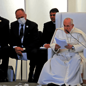 البابا فرنسيس يلقي خطابا من أور في العراق