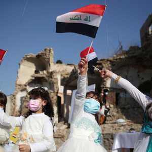 طفلات يلوحن بأعلام العراق في الموصل قبيل زيارة البابا