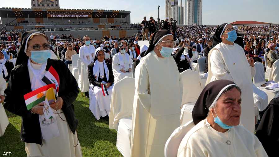 راهبات يحضرن القداس العام الذي ترأسه البابا في أربيل