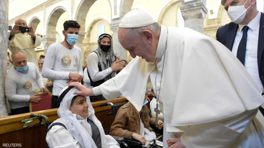 البابا يبارك أطفالا يعانون الإعاقة في كنيسة بقرقوش