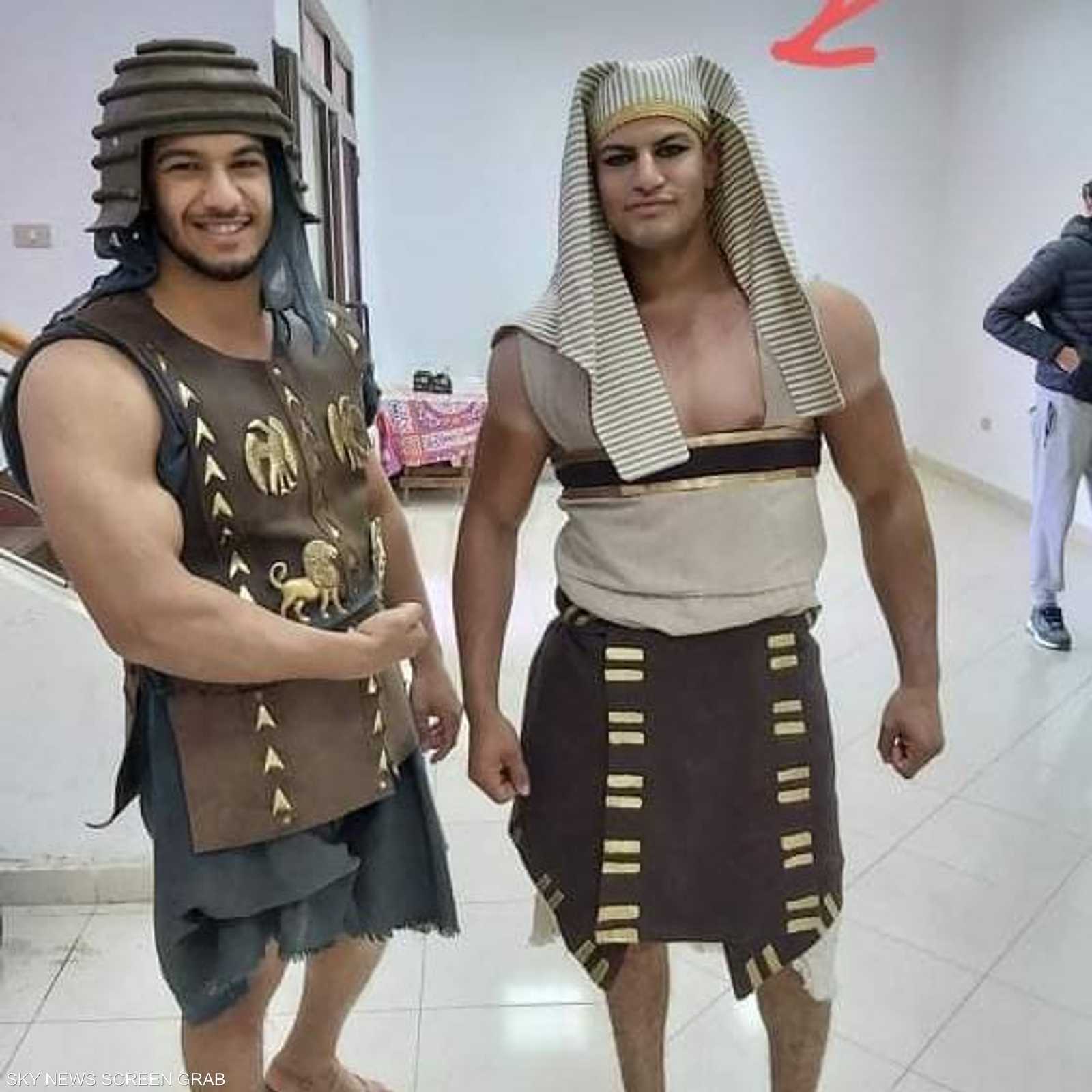 أفرادمن طاقم العمل تحمل أزياءهم أخطاء تاريخية