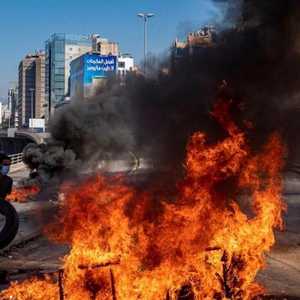 استفاق اللبنانيون على رائحة نيران إطارات الغضب