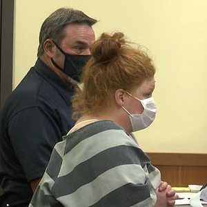 الأم خلال مثولها أمام المحكمة.