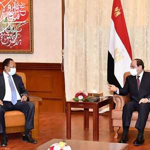 السيسي خلال لقائه رئيس الوزراء السوداني في الخرطوم.