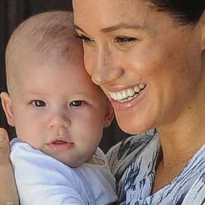 آرشي رفقة والدته ميغان ماركل