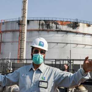 جانب من آثار استهداف الحوثيين لمنشآت أرامكو نهاية 2020.