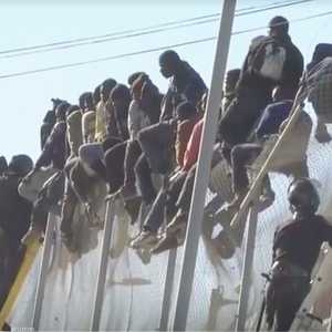 مهاجرون أفارقة يحاولون اجتياز الحاجز عند مدينة مليلية