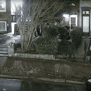 المشتبه به كما أظهرته مقاطع الفيديو