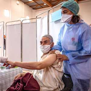 أحد المواطنين يتلقى مطعوما ضد فيروس كورونا