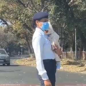 الشرطية بريانكا مع طفلها تنظم حركة السير في الشارع