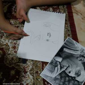 الطفلة المعجزة ترسم بقدميها