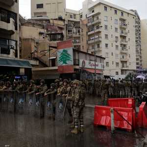 عناصر من الأمن اللبناني لوقف مسيرة احتجاجية شعبية