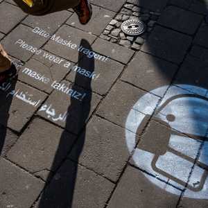 تنبيهات على الشوارع في بريطانيا بضرورة ارتداء الكمامات