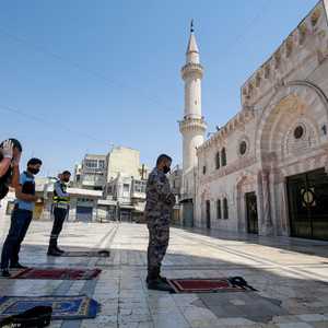 قوات لإنفاذ النظام تؤدي صلاة الجمعة بعد تعليق أدائها بالمسجد