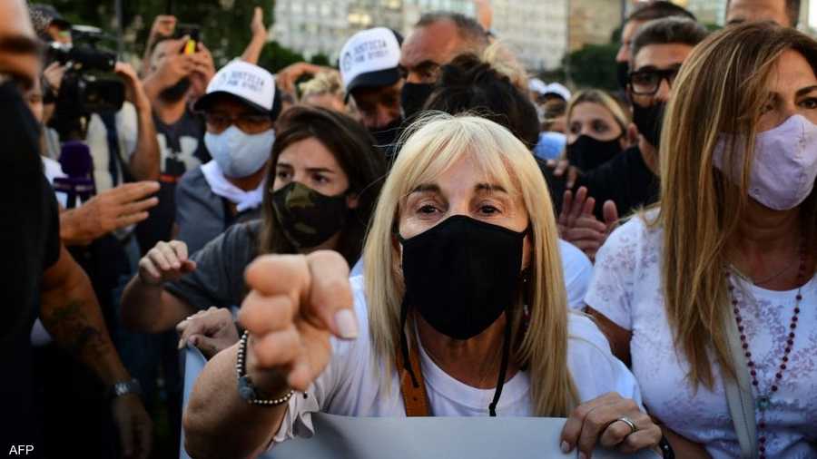 زوجة مارادونا كلاوديا فيافاني كانت حاضرة في التظاهرة.