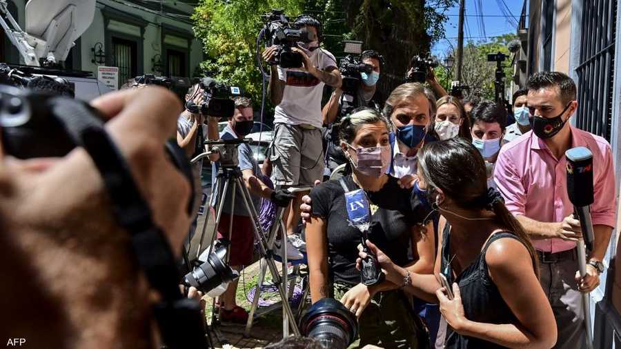 رفع المتظاهرون صورة عملاقة ظهرت عليها ابنتا مارادونا دالما وجيانينا، كتب عليها "إدانة اجتماعية وقضائية للمذنبين".