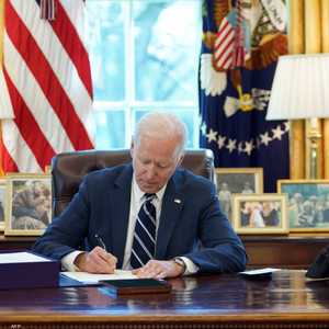 الرئيس الأميركي جو بايدن يوقع على خطة التحفيز الاقتصادي