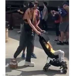 أزاحت ابنها جانبا من أجل صورة