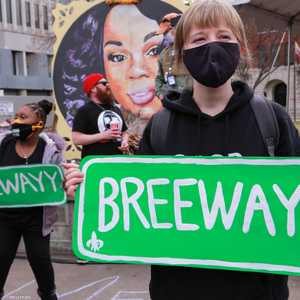 مظاهرات احتجاجية بعد عام على مقتل الممرضة تايلور