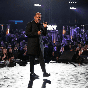 عمرو دياب خلال حفله الأخير الذي سقط خلاله على المسرح