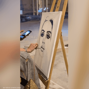 فنانة تشكيلية سعودية تخطف أنظار "أنغام"