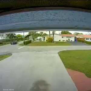 حادث مرعب على الطريق.. فيديو لكارثة الطائرة والسيارة