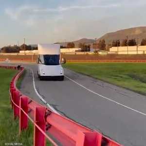 شاحنة تيسلا أثناء الاختبار