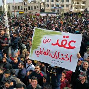 متظاهرون في إدلب يحيون الذكرى العاشرة لبدء الاحتجاجات.