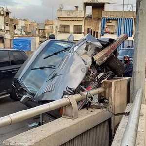 جانب من آثار أحد حوادث السيارات في لبنان.