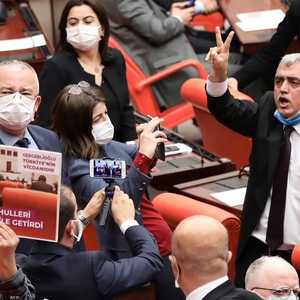 النائب المعارض محتجا على تجريده من عضويته في البرلمان التركي