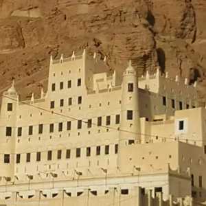 يقع قصر سيئون في حضرموت